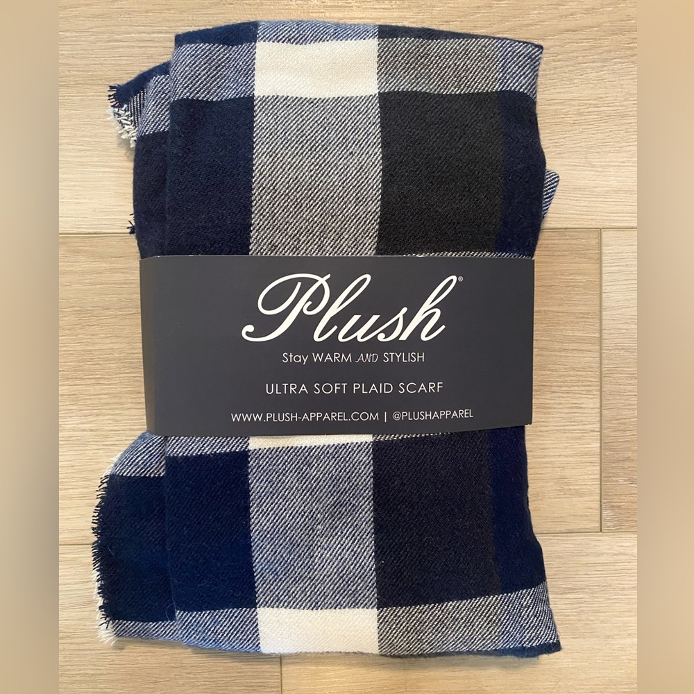Plush Ultra Soft Plaid Scarf blue & white *New in packaging